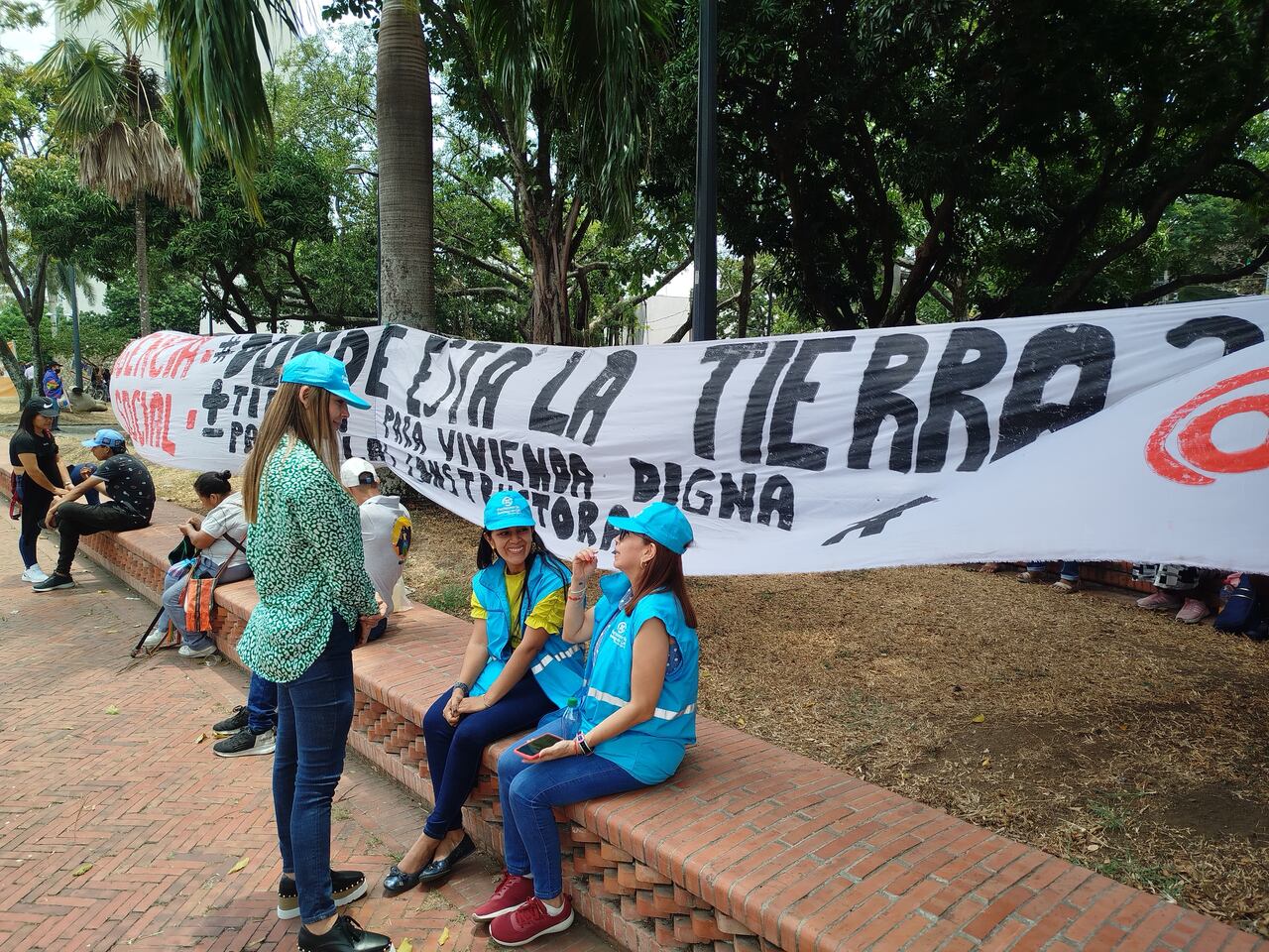 Cientos de personas llegaron hasta el CAM en el centro de Cali.