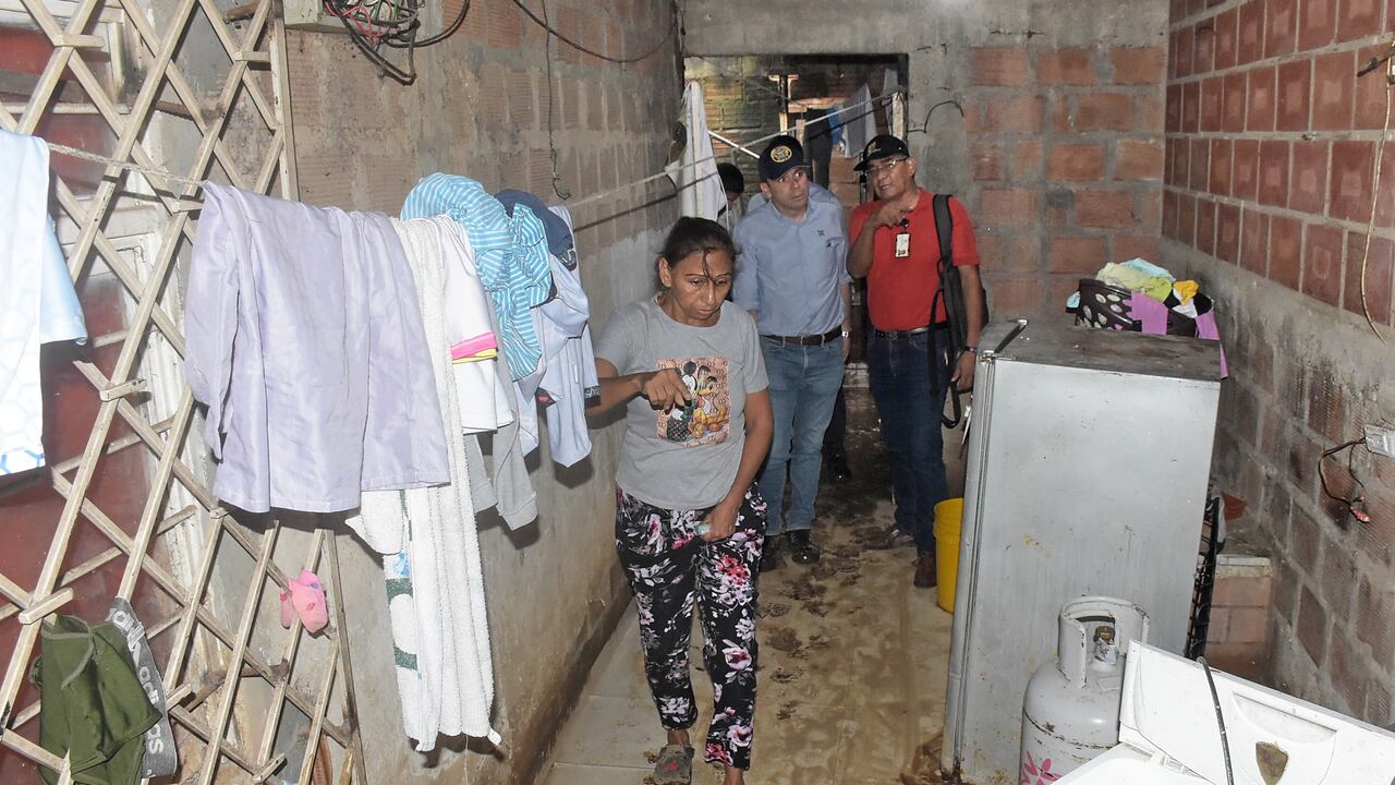 El Alcalde de la ciudad Alejandro Eder estuvo en diferentes puntos, revisando los daños ocasionados por las fuertes lluvias del pasado miércoles en Santiago de Cali.