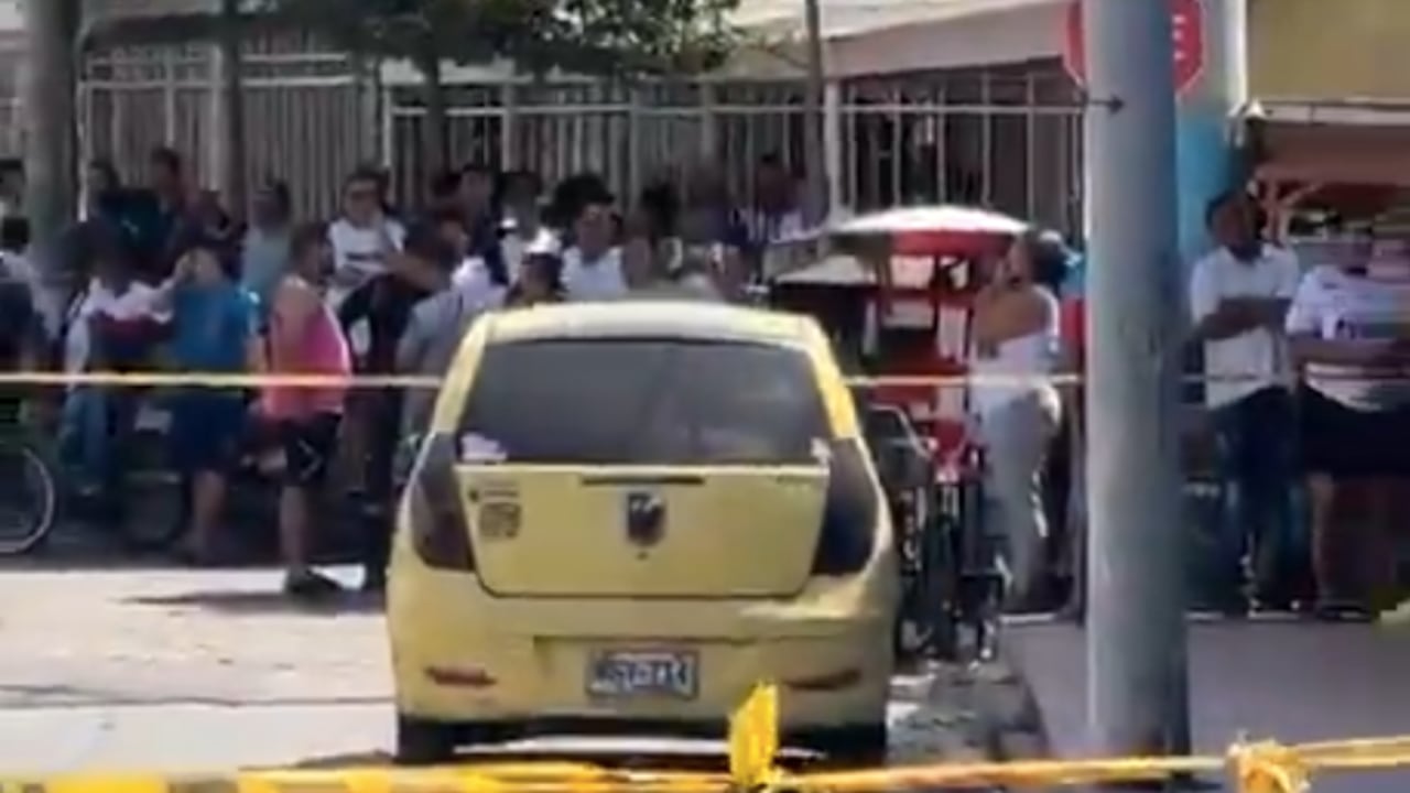 El taxi donde fue hallada muerta una mujer en Barranquilla.