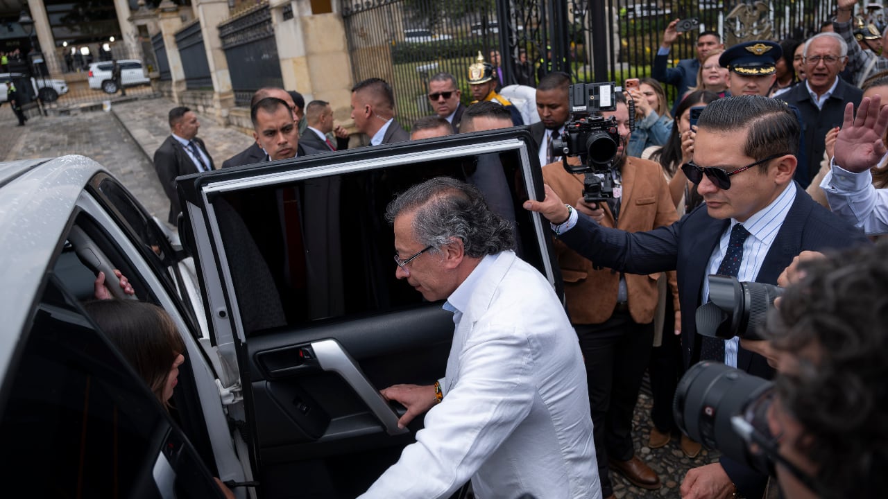 Gustavo Petro saliendo de la Casa de Nariño, en Bogotá, el 7 de agosto de 2026, en su último día como presidente de Colombia. Lo acompañaron sus hijos Antonella Petro Alcocer y Nicolás Alcocer Petro, así como parte de su saliente gabinete