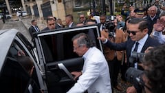 Gustavo Petro saliendo de la Casa de Nariño, en Bogotá, el 7 de agosto de 2026, en su último día como presidente de Colombia. Lo acompañaron sus hijos Antonella Petro Alcocer y Nicolás Alcocer Petro, así como parte de su saliente gabinete