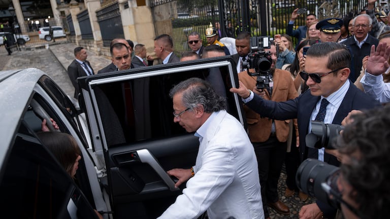 Gustavo Petro saliendo de la Casa de Nariño, en Bogotá, el 7 de agosto de 2026, en su último día como presidente de Colombia. Lo acompañaron sus hijos Antonella Petro Alcocer y Nicolás Alcocer Petro, así como parte de su saliente gabinete