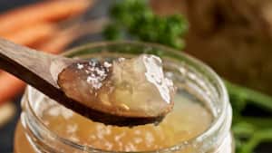 La gelatina es un alimento rico en colágeno, se considera que tienen un 97% de porcentaje en proteína aproximadamente y un 2% de sales minerales.