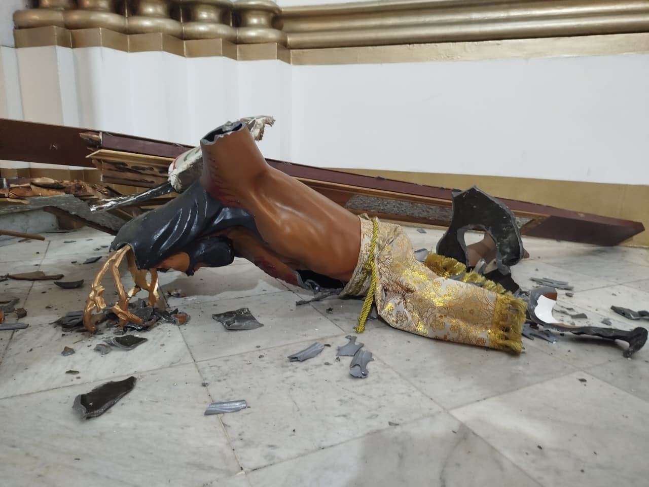 Las Imágenes evidencian los daños causados a figuras religiosas en la Iglesia La Ermita, en pleno centro de la ciudad.