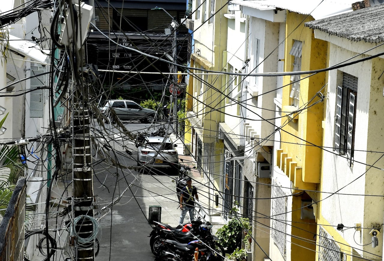 Cables en los postes de Cali
