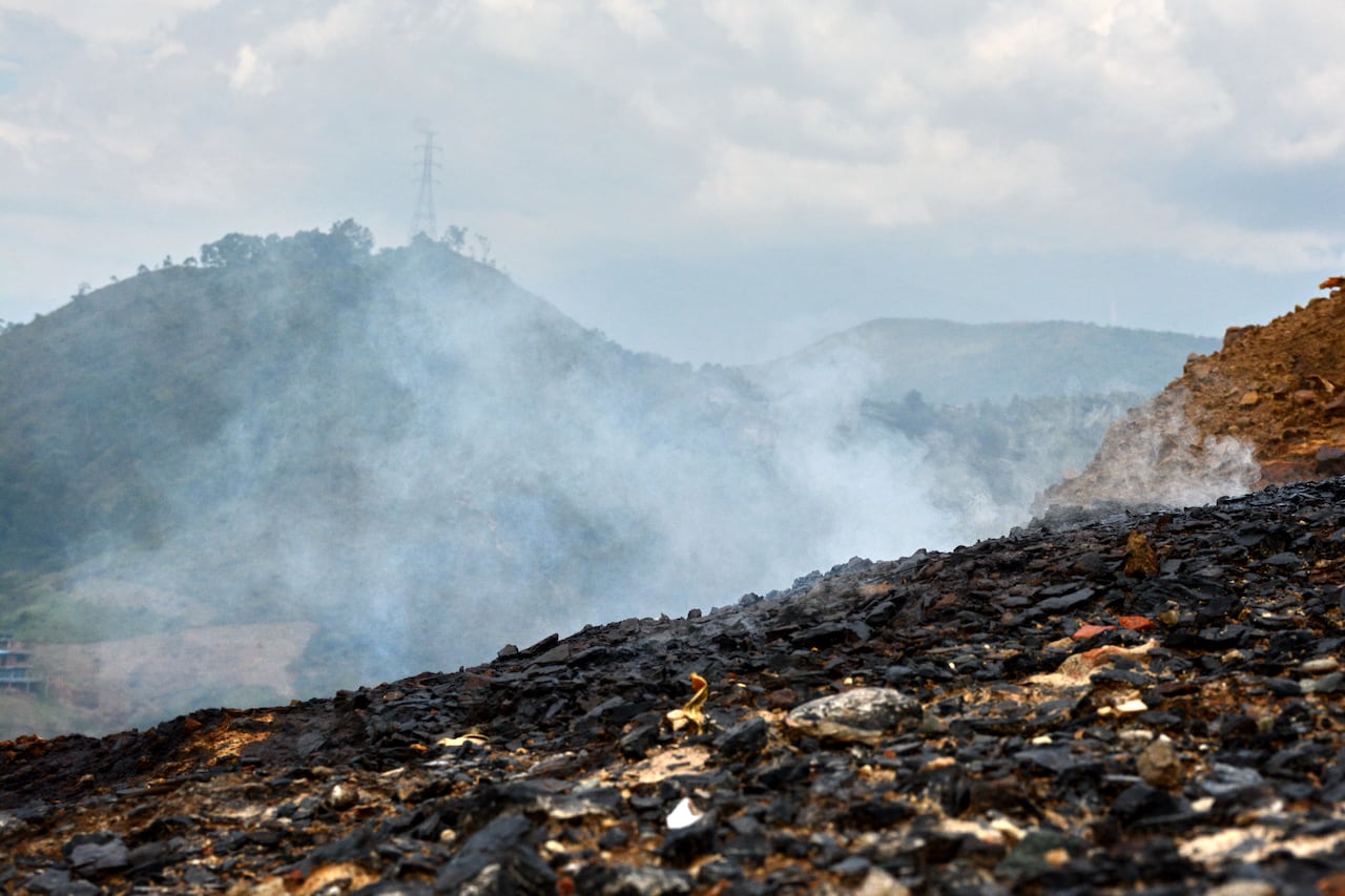 En el corregimiento de Golondrinas, en Cali, existe una antigua mina de carbón que se encuentra en combustión, desde hace 100 años, generando preocupación por su impacto ambiental. Comunidad pide más acciones por parte de CVC. Foto Jorge Orozco