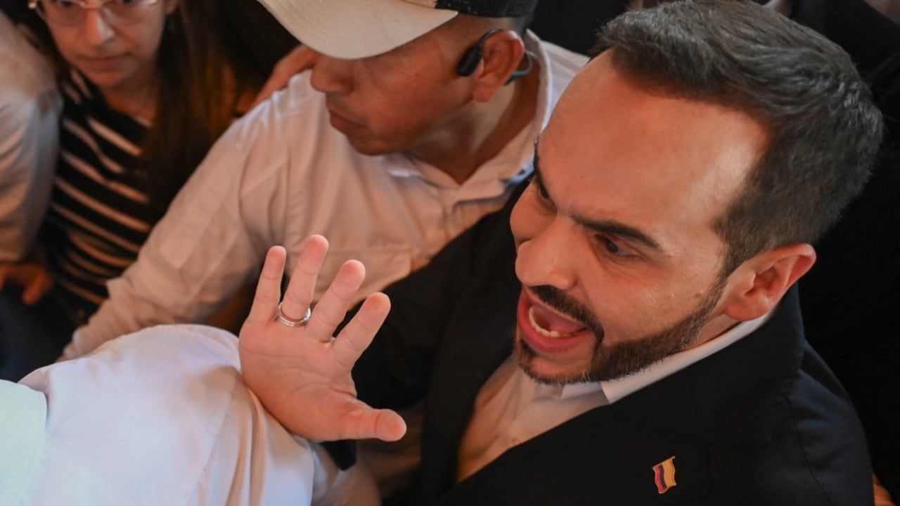 El candidato presidencial Abelardo de la Espriella saluda a sus partidarios durante un mitin de campaña en Cali, Colombia, el 10 de septiembre de 2025