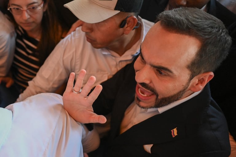 El candidato presidencial Abelardo de la Espriella saluda a sus partidarios durante un mitin de campaña en Cali, Colombia, el 10 de septiembre de 2025