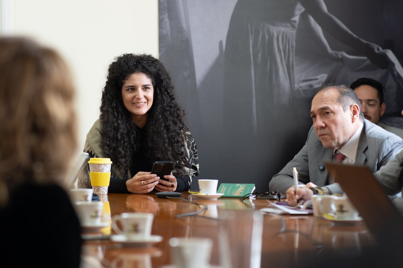 Yannai Kadamani, ministra de cultura, y Antonio Sanguino, ministro de trabajo discuten acerca de impagos en el gremio artístico. - X (@mincultura)