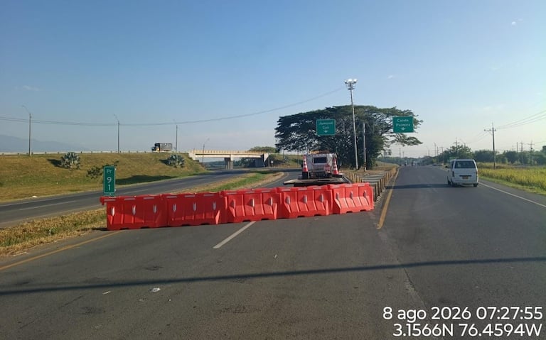 Unidades antiexplosivos inspeccionan el punto PR 93+800 de la vía Villa Rica - Jamundí tras la alerta por un posible artefacto.