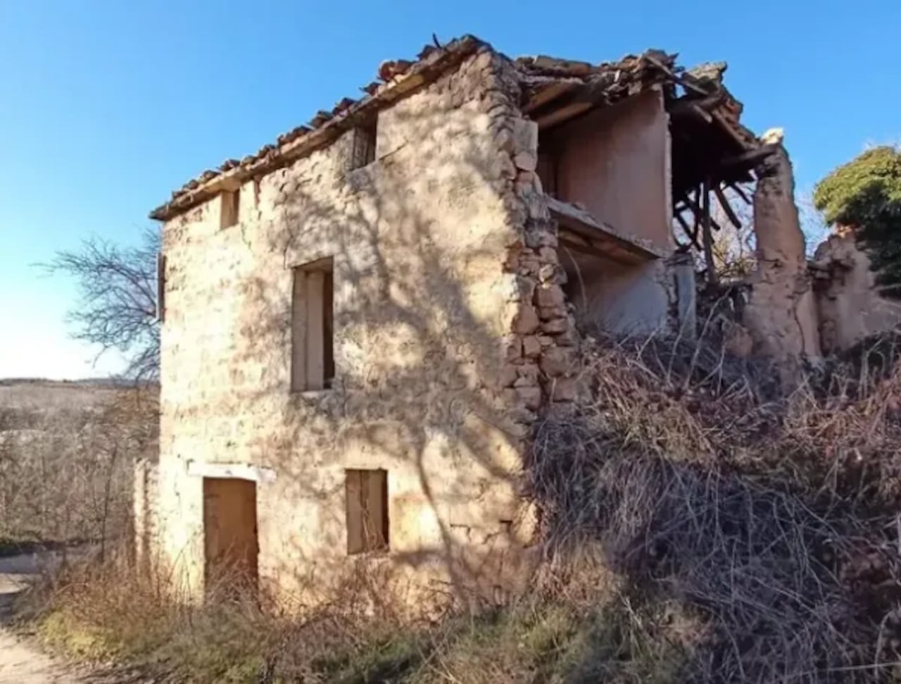 Los costos de la compra, según aseguraron, fueron de aproximadamente 350.000 euros, en las que le fueron entregadas 60 viviendas de piedra en estado de ruina.