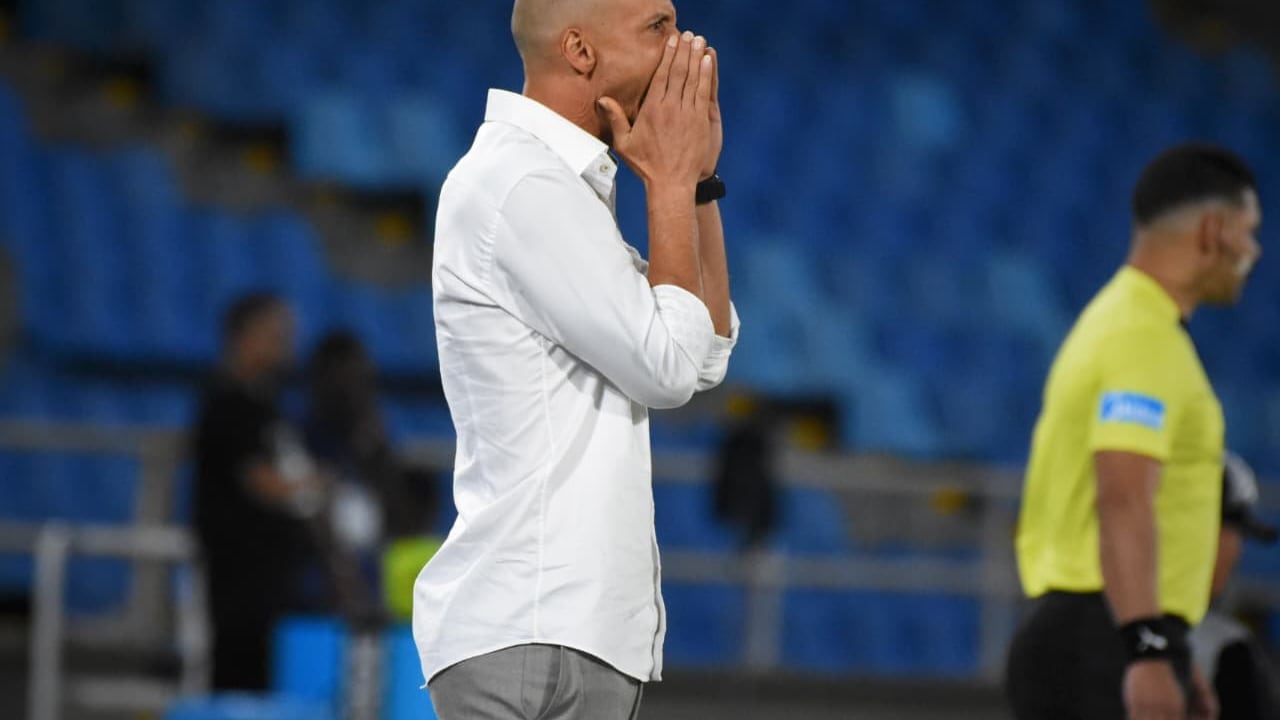 David González, técnico del América de Cali durante el partido contra Macará por la fecha 6 del Grupo A de la Copa Sudamericana 2026.