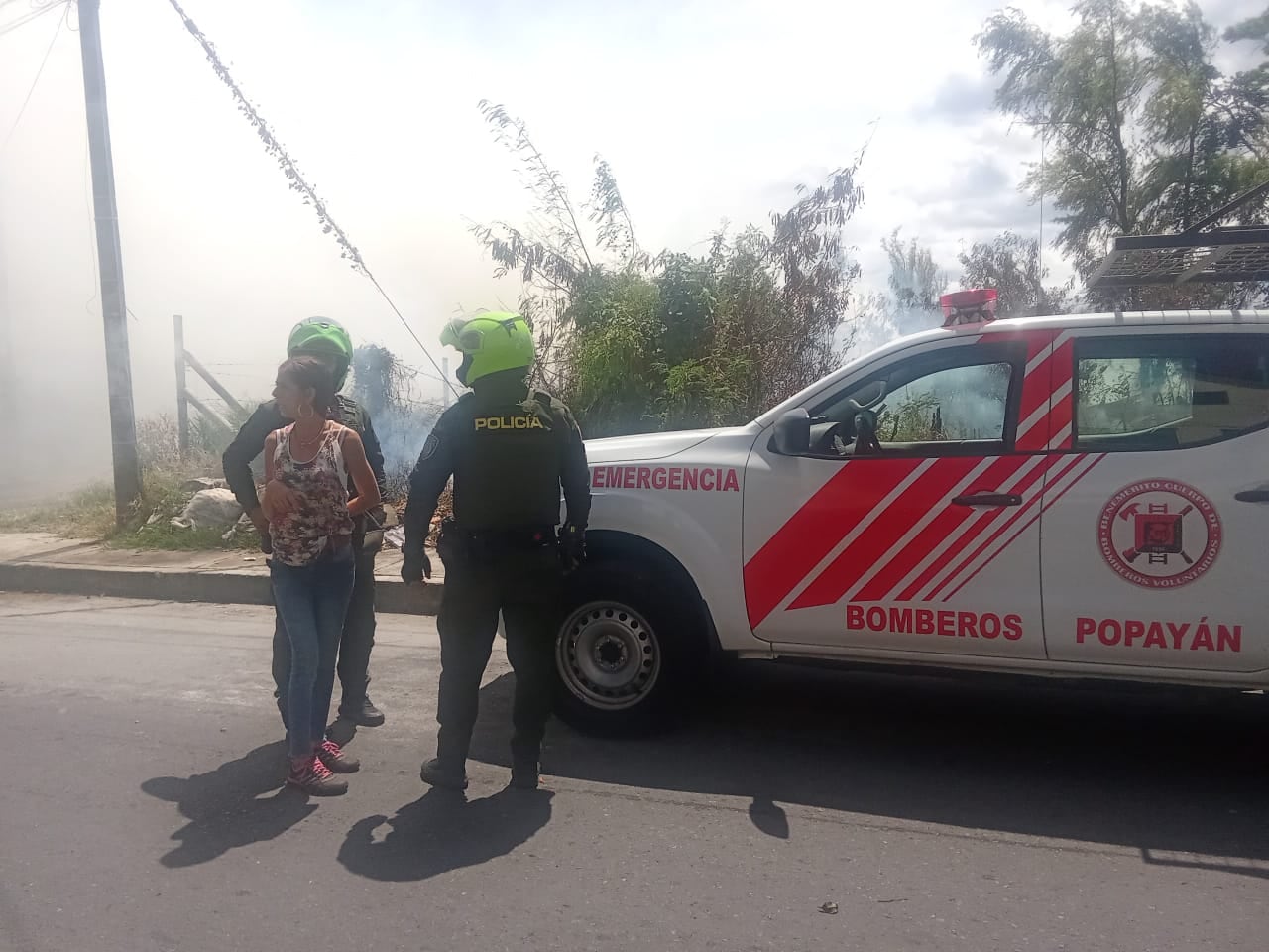 Bomberos atendieron la emergencia en barrio Ciudad Jardín en Popayán. Vehículos quedaron atrapados en medio del humo.