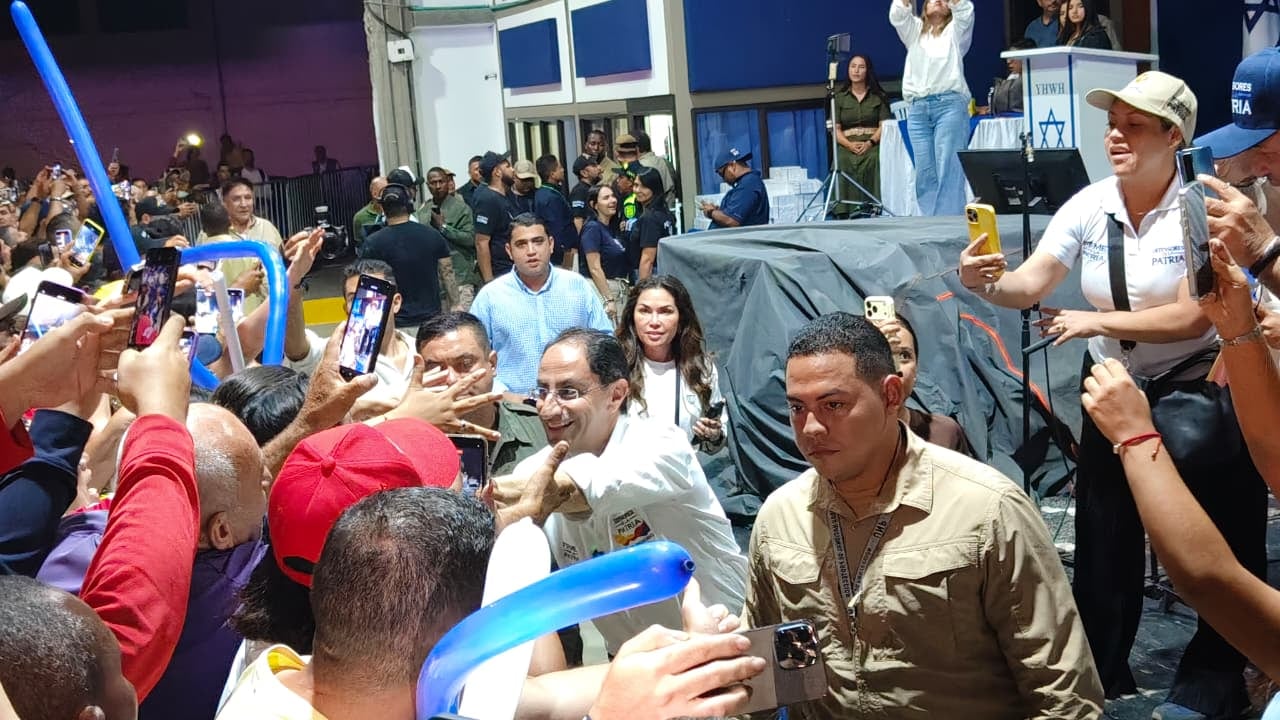 El candidato presidencial Abelardo de la Espriella y su fórmula vicepresidencial, José Manuel Restrepo, lideran el cierre de campaña en el barrio El Limonar, al sur de Cali, consolidando su propuesta política para el Valle del Cauca.