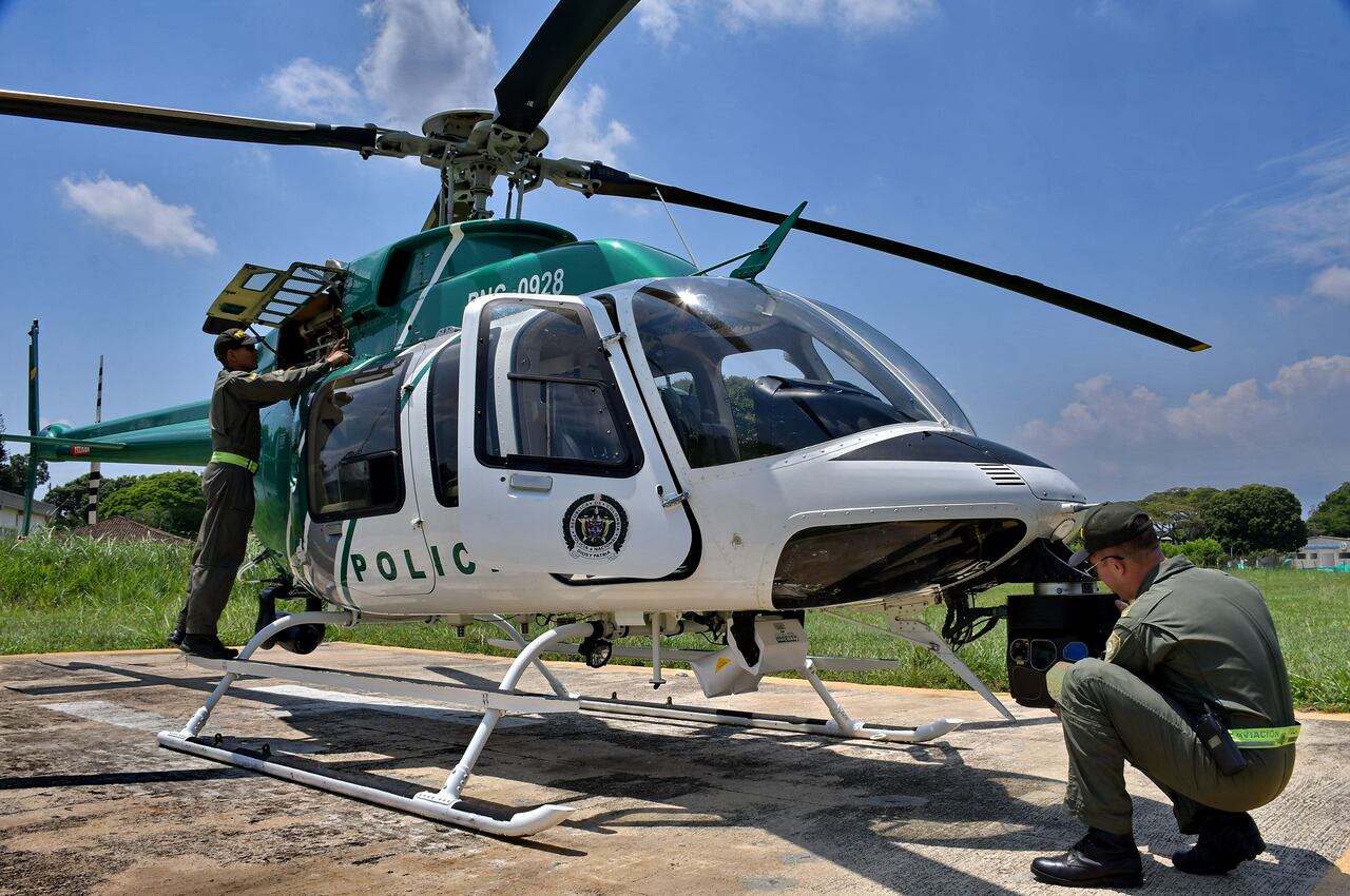 Con El Helicóptero El Halcón, la Policía protege a Cali en la Cop 16.
El Halcón, un helicóptero con el que la Policía Metropolitana patrulla los cielos de Cali en actividades de inspección, vigilancia aérea y apoyo a unidades en tierra, con capacidad de reacción inmediata.
Y aunque no es un helicóptero de combate, permite apoyar en minutos a nuestros patrulleros en diferentes operativos, identificando sospechosos a través de grabaciones diurnas y nocturnas con cámara térmica. Esto facilita el trabajo de investigación y judicialización realizado por la policía, el cuerpo técnico de investigación judicial y la Fiscalía, para llevar a los responsables de delitos ante la justicia. Fotos Raúl Palacios / El País.