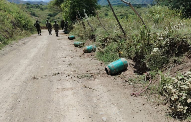 Tropas del Ejército ubicaron y destruyeron cinco cilindros con explosivos en zona rural de Mercaderes, Cauca.