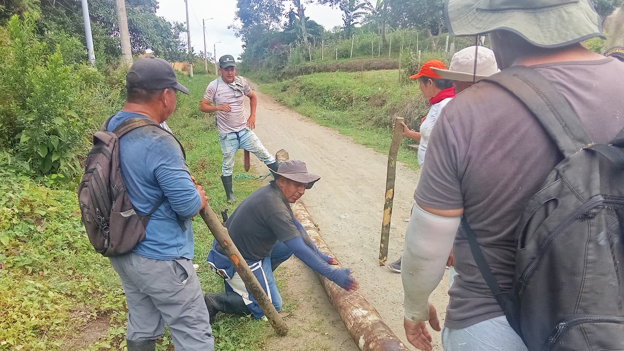 Por eso, para esta ocasión, Guillermo Burgos, Didimo Cometa, Emilio Palechor Arévalo, Estiven Yandy, Javier Flórez, Fernando Pasaje, Adiela de Pasaje, Argenis Caicedo, Doris Zambrano, Luis Samboní y Jaime Bolaños cumplieron ese deber, de ahí que después de sacar los dos pesados troncos a la carretera, recibieron la ayuda de un pequeño transportador que se movilizaba por el lugar, y al ver el trabajo de estos feligreses, entró apoyar.