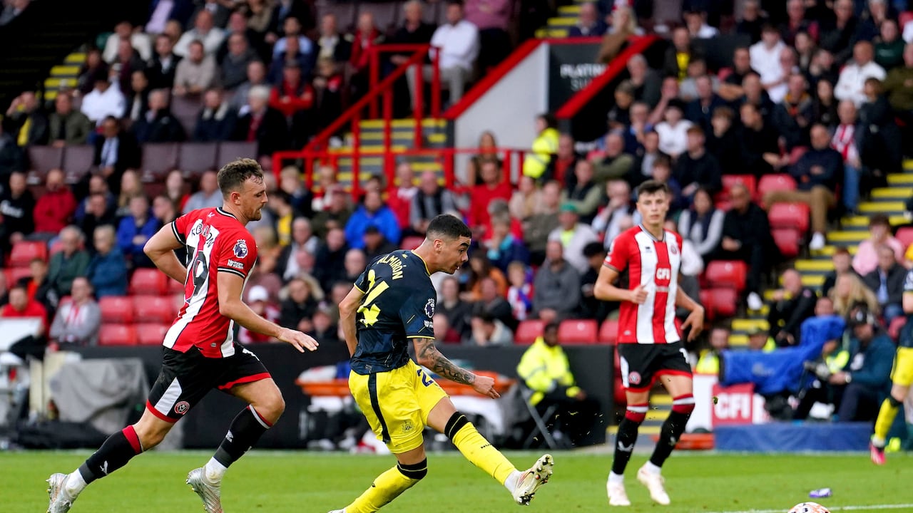 Miguel Almirón, de Newcastle United, anota el sexto gol de su equipo durante el partido de fútbol de la Premier League inglesa entre Sheffield United y Newcastle United, en Bramall Lane, en Sheffield, Inglaterra, el domingo 24 de septiembre de 2023. (Martin Rickett/PA vía AP)
