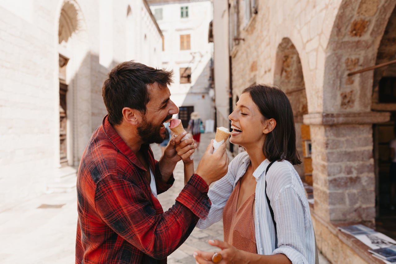 Vivir una aventura en pareja, asistir juntos a un concierto o disfrutar de una experiencia gastronómica, es lo que importa más para la mayoría de viajeros.