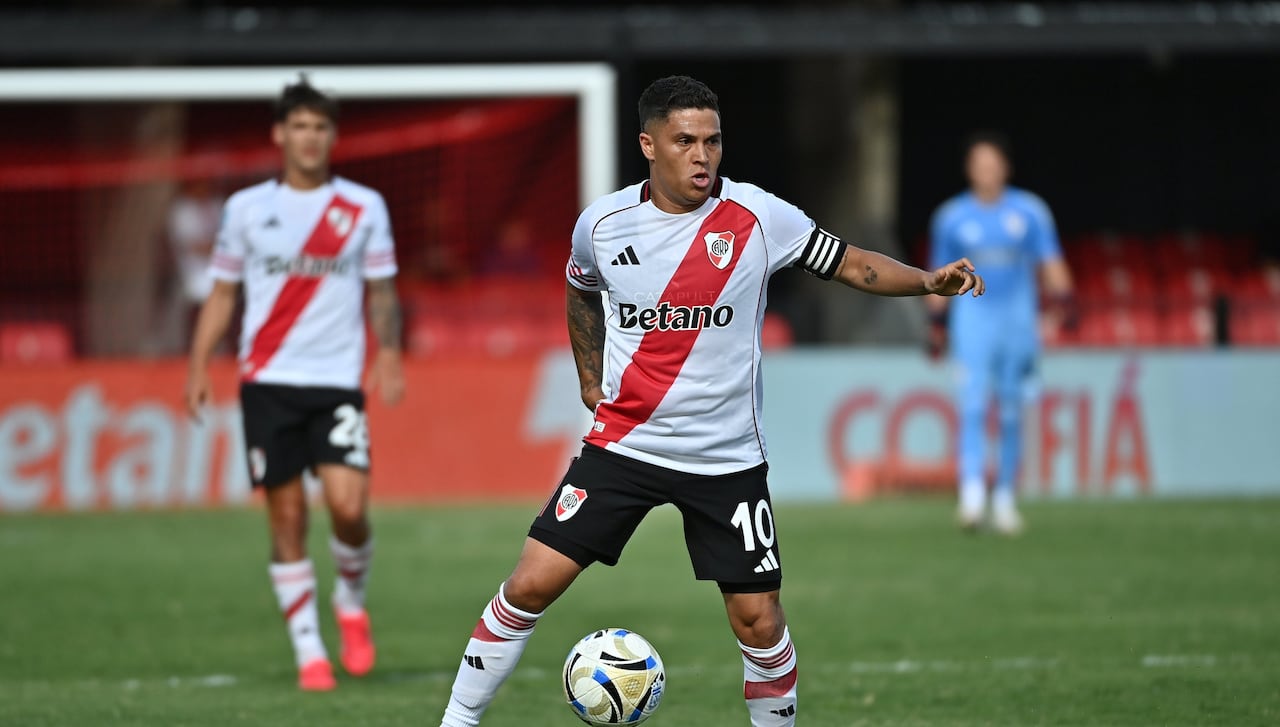 Juan Fernando Quintero (centro) fue una de las figuras de River Plate en su estreno en 2026.