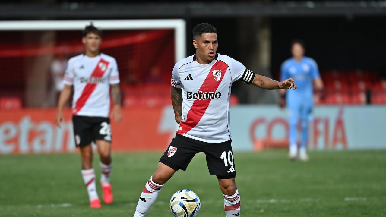 Juan Fernando Quintero (centro) fue una de las figuras de River Plate en su estreno en 2026.