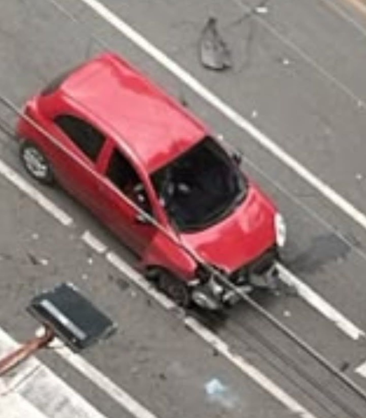 Así quedó el carro alcanzado por una bomba molotov