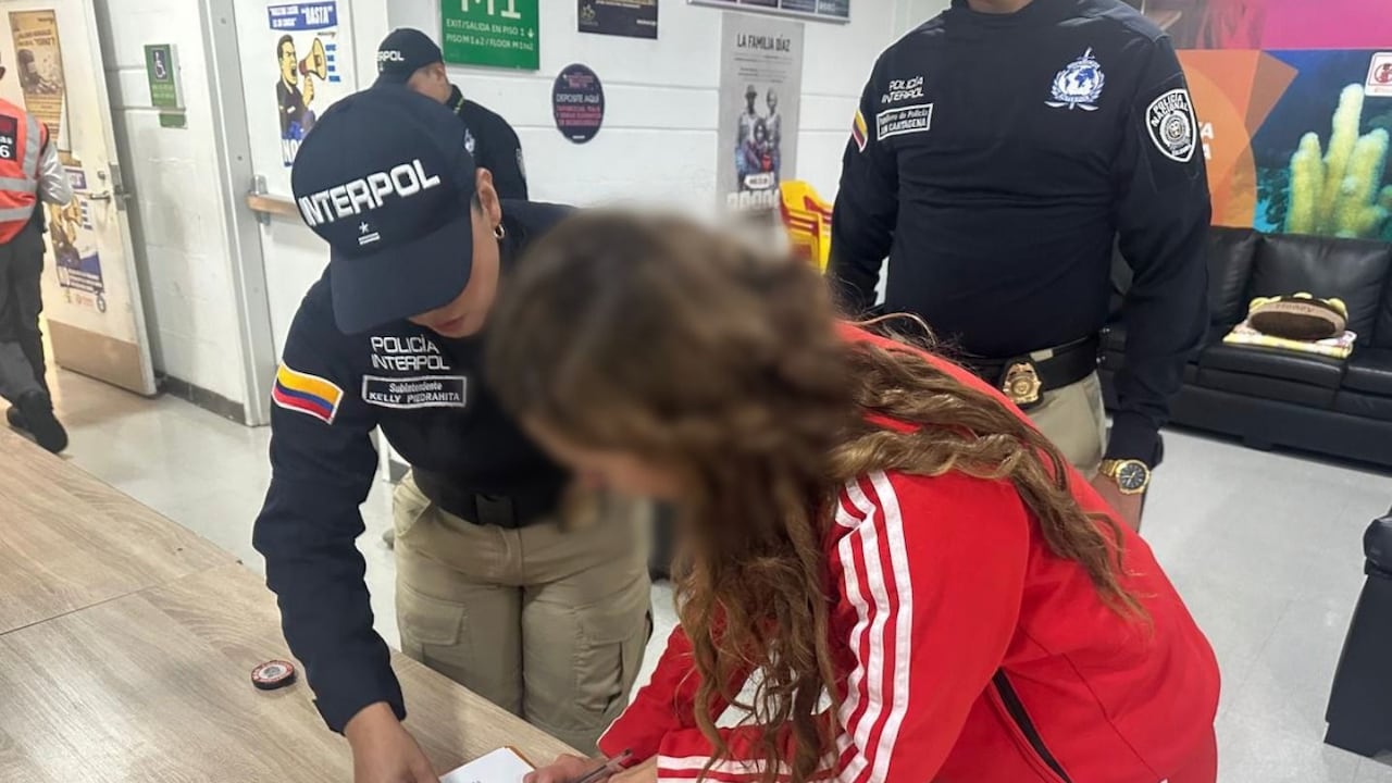 Bajo estrictas medidas de seguridad de la Dijín e Interpol, arribó al aeropuerto El Dorado alias ‘Mayerly’, presunta testaferra del ELN requerida por lavado de activos agravado.