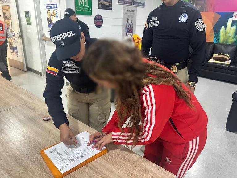 Bajo estrictas medidas de seguridad de la Dijín e Interpol, arribó al aeropuerto El Dorado alias ‘Mayerly’, presunta testaferra del ELN requerida por lavado de activos agravado.