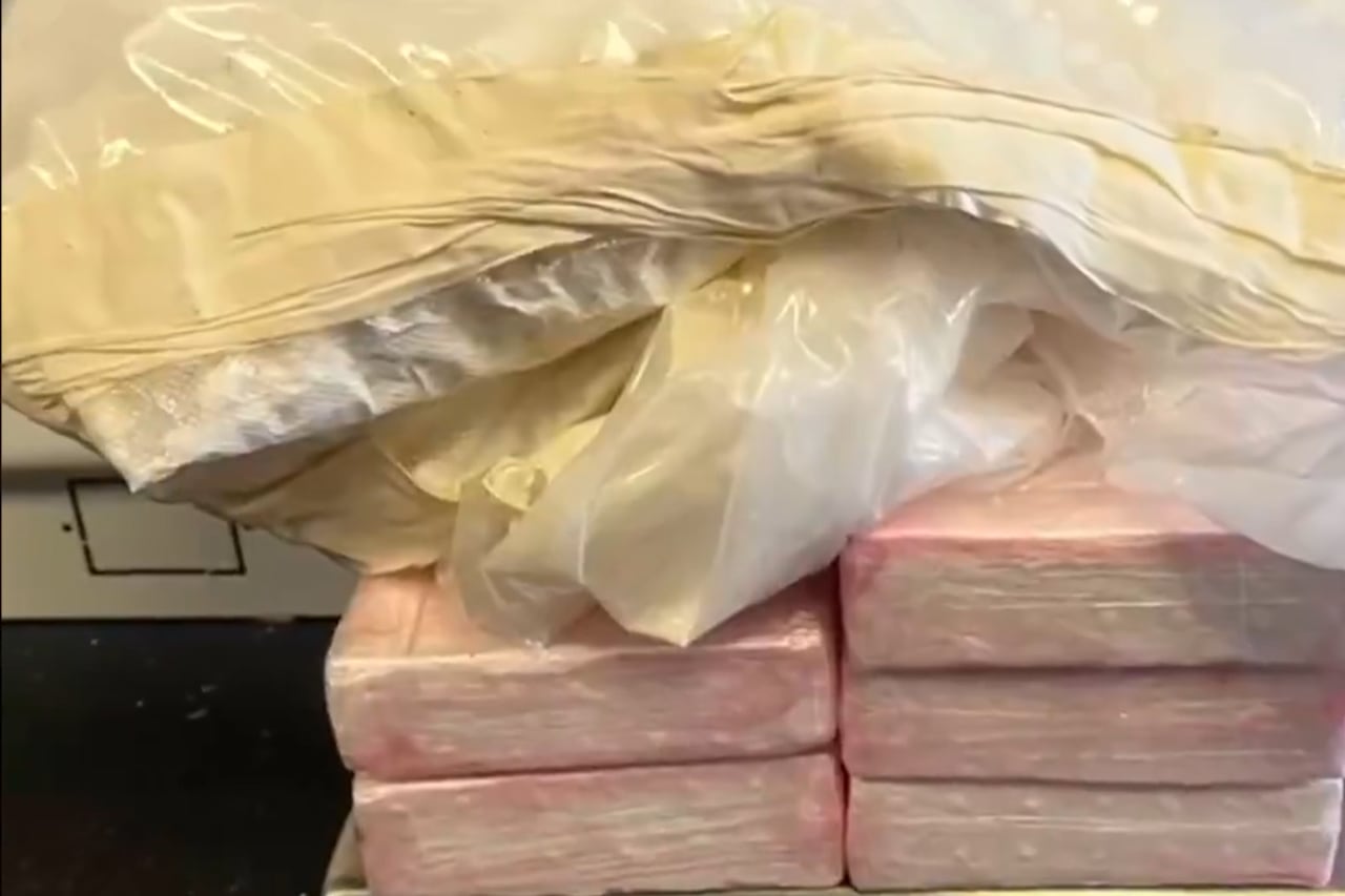 Un ciudadano extranjero fue detenido en el aeropuerto de Bogotá cuando intentaba abordar un vuelo hacia España usando un uniforme de piloto comercial. Las autoridades hallaron seis paquetes de cocaína ocultos en su cuerpo.