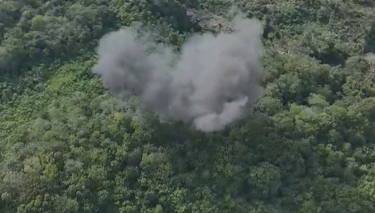 Humo tras destrucción de un laboratorio de cocaína del ELN en Norte de Santander.
