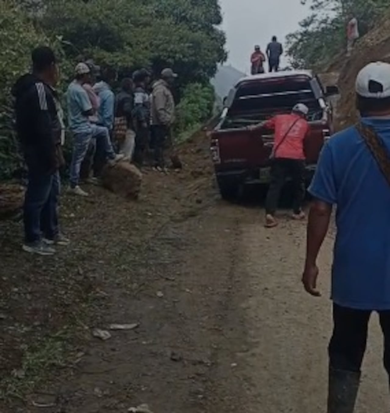 Las personas se atreven a cruzar este derrumbe en su necesidad de llevar comida a las comunidades del casco urbano de Toribío, Cauca.