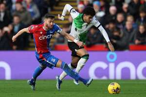 El defensor inglés de Crystal Palace #02 Joel Ward (L) hace falta al mediocampista colombiano de Liverpool #07 Luis Díaz (R) durante el partido de fútbol de la Premier League inglesa entre Crystal Palace y Liverpool en Selhurst Park, en el sur de Londres, el 9 de diciembre de 2023. (Foto de Adrian DENNIS / AFP)