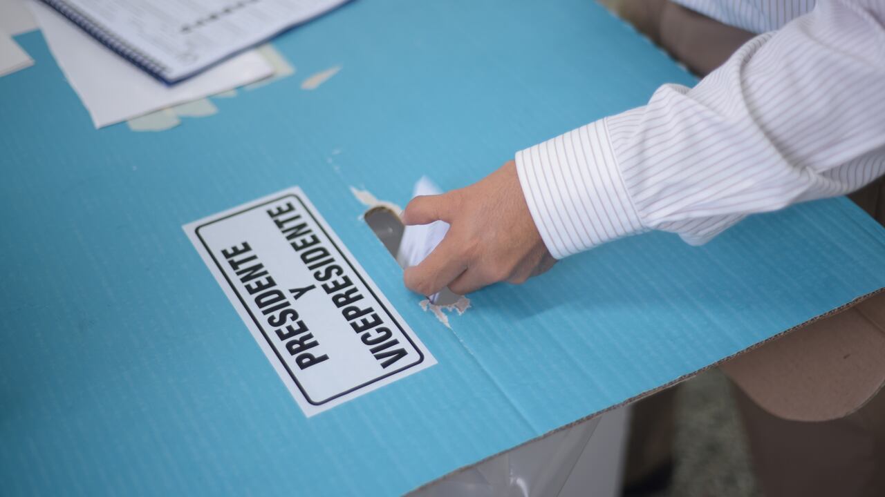 Un hombre emite su voto durante las elecciones presidenciales en la Ciudad de Guatemala, Guatemala, el 11 de agosto de 2019
