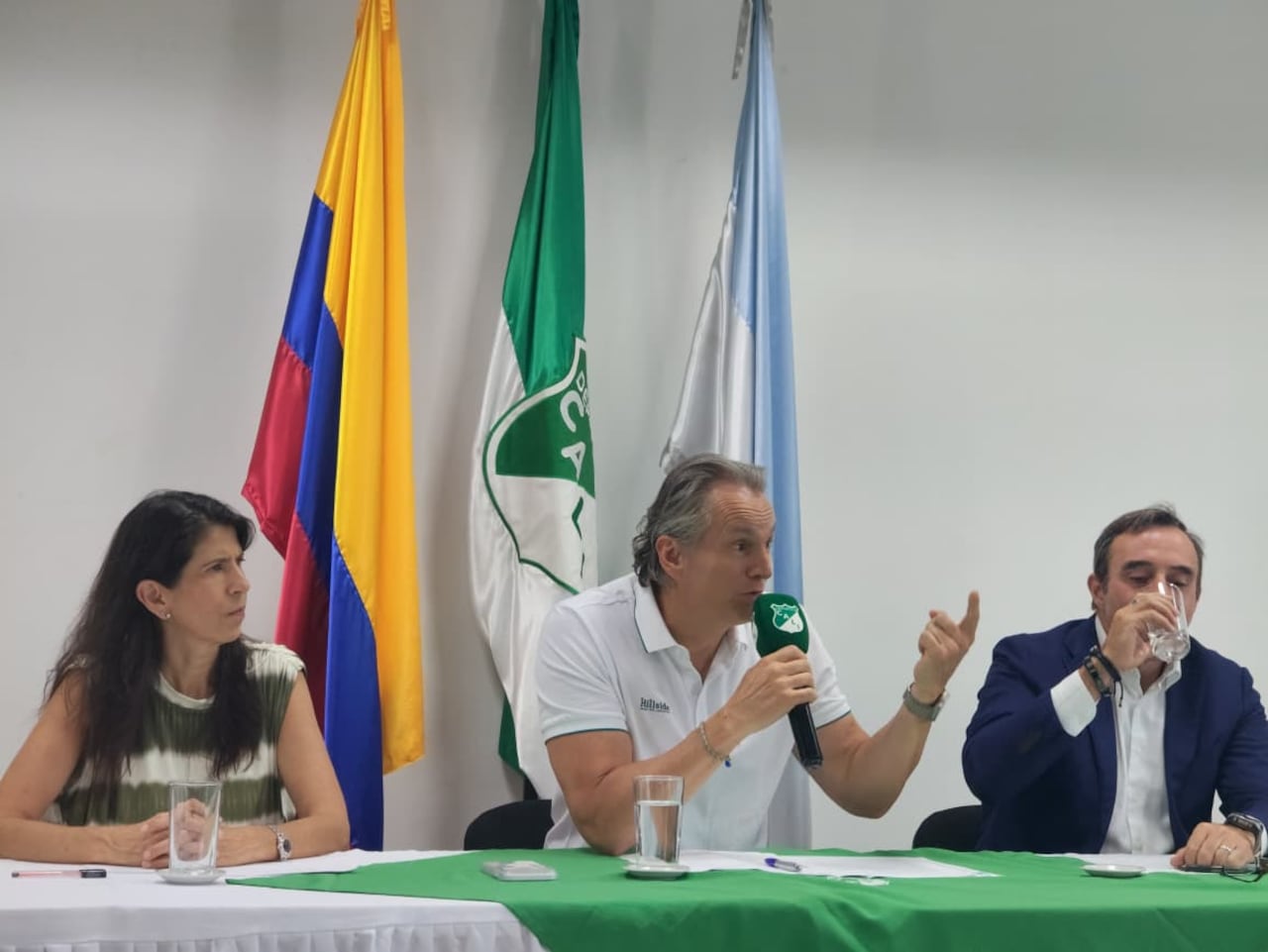 Presentación de Joaquín Losada Fina (centro), nuevo presidente del Deportivo Cali.