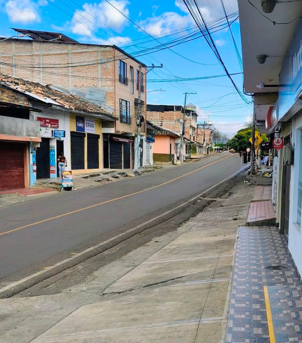 Momentos de angustia vivieron los habitantes del municipio de Mercaderes, al sur del Cauca, debido a intensos enfrentamientos. Integrantes del Ejército de Liberación Nacional (ELN) y disidencias de las FARC protagonizaron combates que se extendieron por varias horas cerca del casco urbano, forzando a la comunidad a resguardarse en sus viviendas y cerrar comercios.