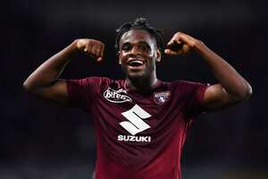Duván Zapata celebra el primer gol de su equipo durante el partido de la Serie A entre el Torino y el Milán en el Stadio Olimpico di Torino.