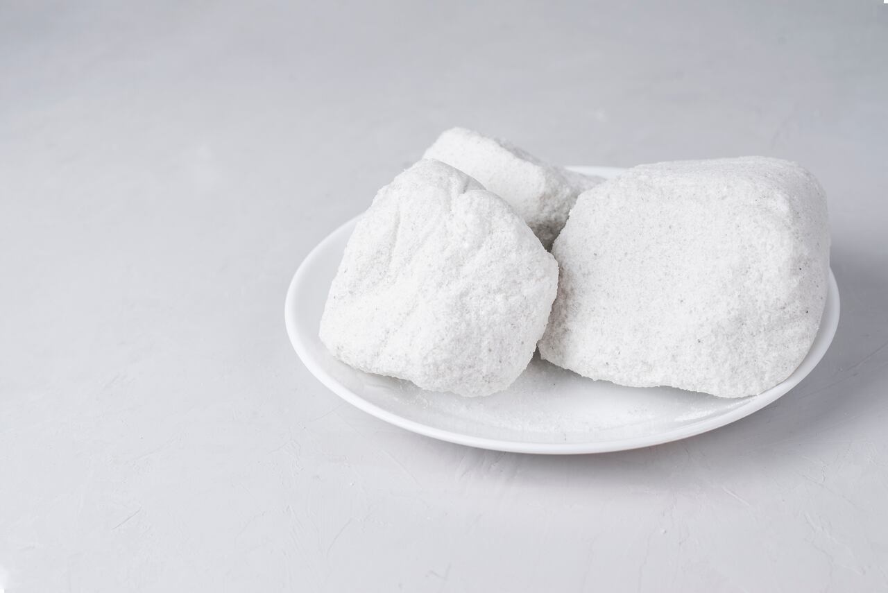 Aprenda a fabricar sus propias pastillas de limpieza con bicarbonato para eliminar gérmenes y olores en el inodoro.