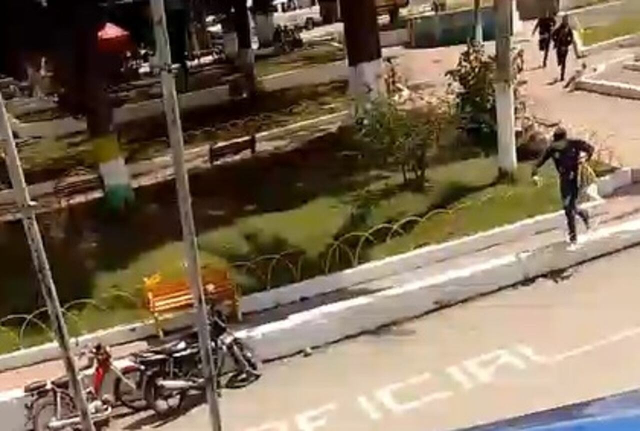 Los milicianos realizaron disparos al aire al momento de escapar del casco urbano de Morales, Cauca.