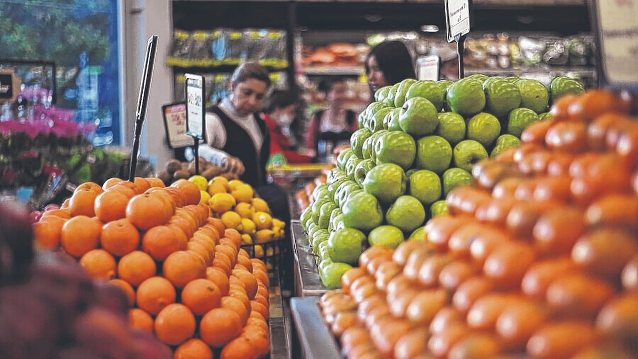 El alza del salario cambió las proyecciones de la inflación del 2026 al alza. Se teme que los alimentos también se impactarán.