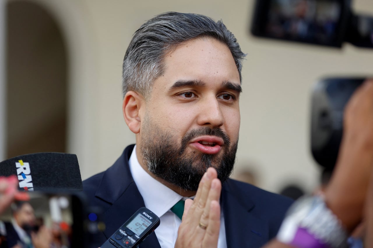 El diputado Nicolás Maduro Guerra atendió a la prensa al término de una sesión parlamentaria.