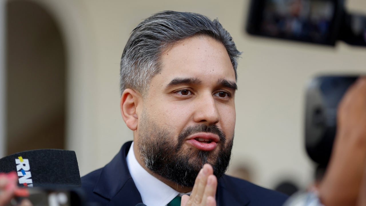 El diputado Nicolás Maduro Guerra atendió a la prensa al término de una sesión parlamentaria.