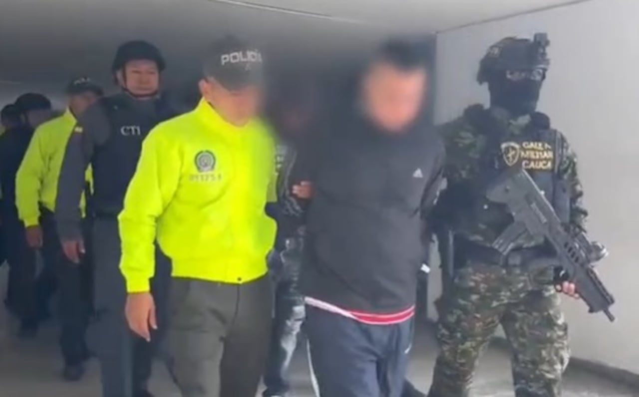 Material incautado durante las siete diligencias de allanamiento y registro: una granada de aturdimiento, dos motocicletas recuperadas y cinco equipos móviles que serán sometidos a estudios técnicos por parte de la Fiscalía General de la Nación.