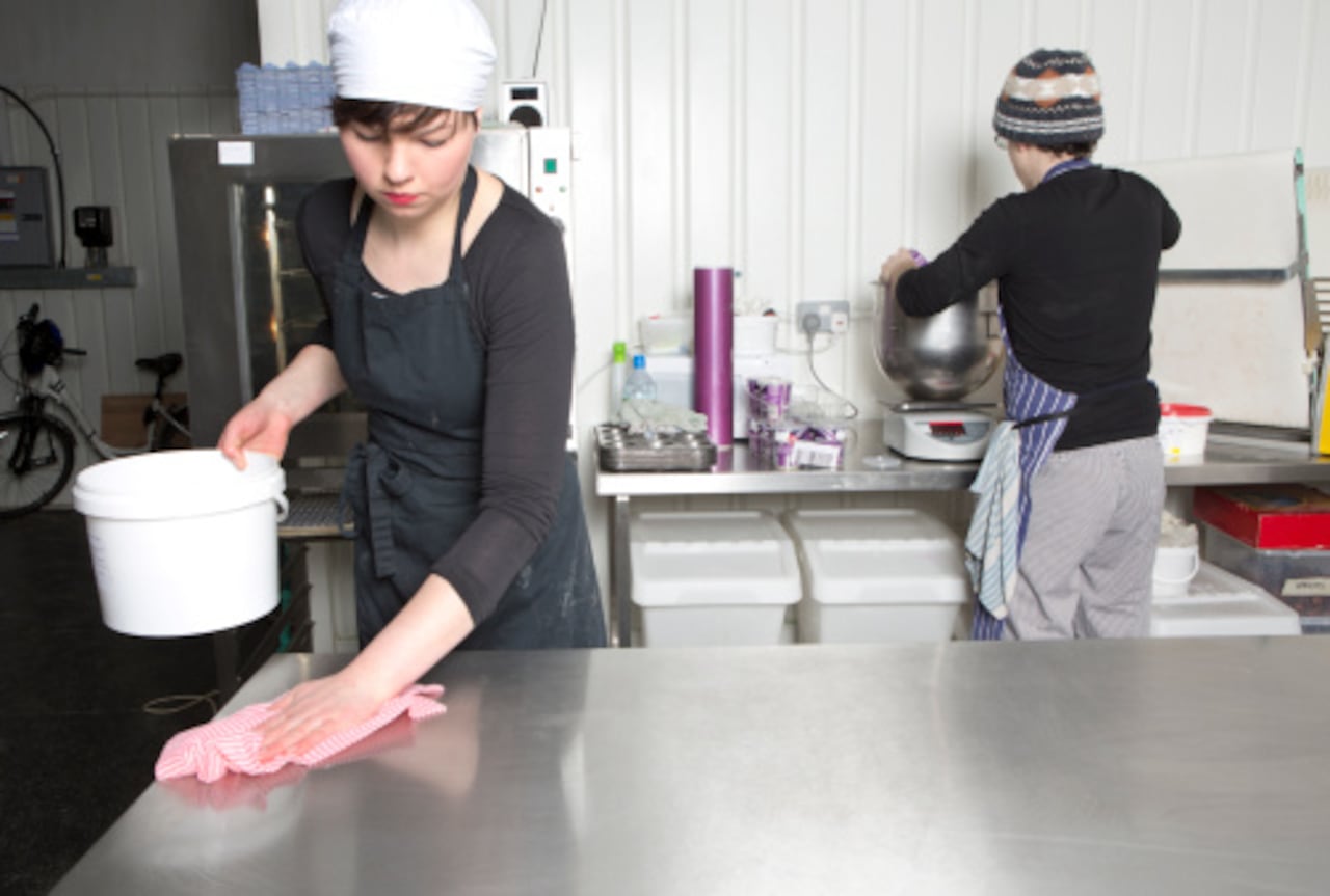 Limpiar todas las ollas y superficies de acero se debe hacer periodicamente.