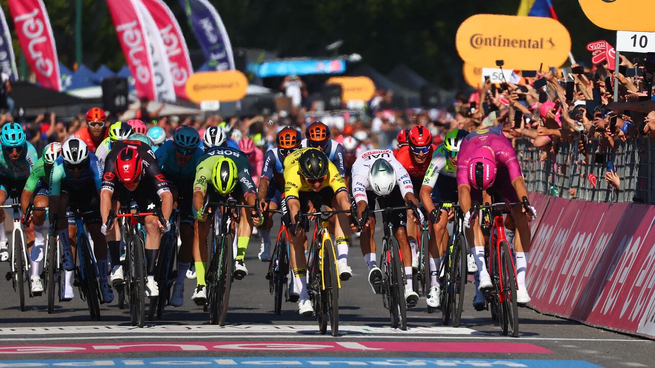 Team Visma�Lease a Bike's Dutch rider Olav Kooij (C) sprints to win the 9th stage of the 107th Giro d'Italia cycling race, 214km between Avezzano and Naples, on May 12, 2024. (Photo by Luca Bettini / AFP)