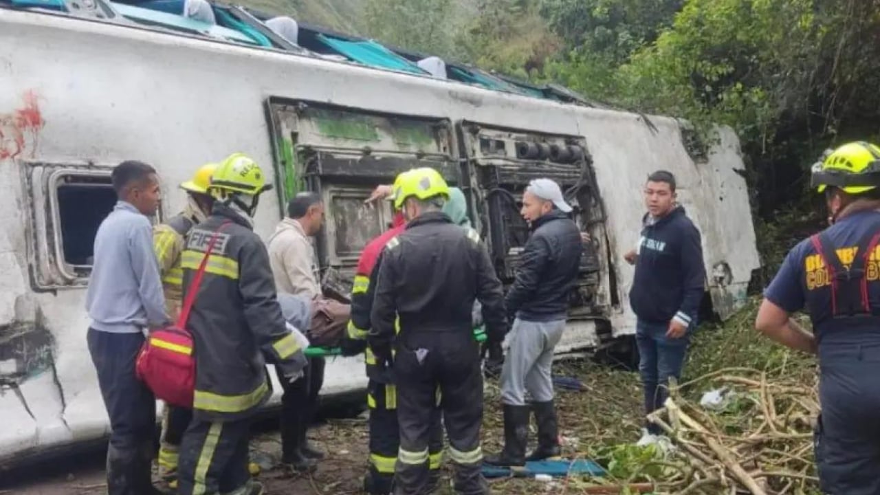 Así quedó el bus de Turismo Andino tras el volcamiento ocurrido en la vía Panamericana, en jurisdicción de Tangua, Nariño.