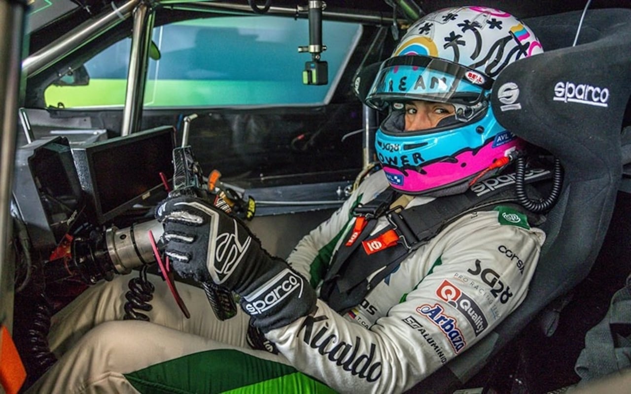 Tatiana Calderón a bordo de su coche en el Nascar Brasil Series.