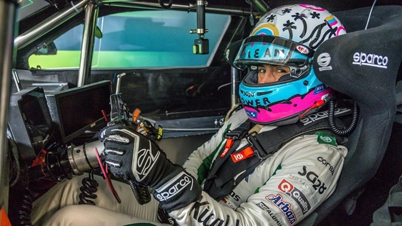 Tatiana Calderón a bordo de su coche en el Nascar Brasil Series.
