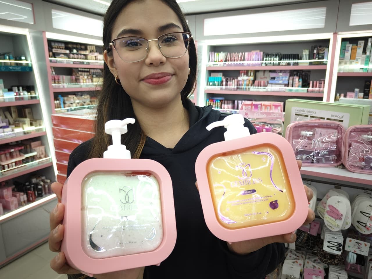 Comerciantes del centro de Cali se preparan para la temporada de diciembre.