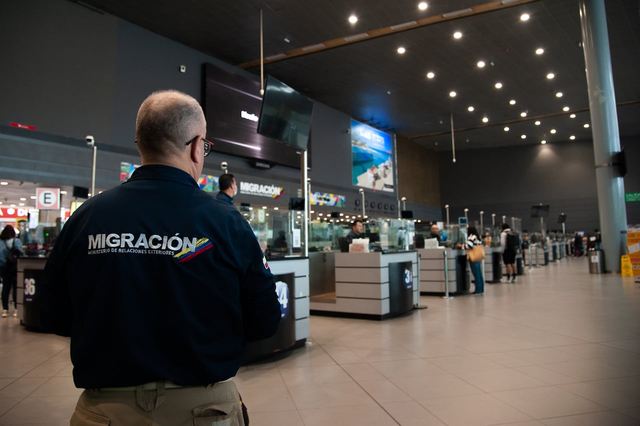 Migración Colombia ha recibido fuertes críticas debido a la congestión que se ha presentado en algunos aeropuertos.