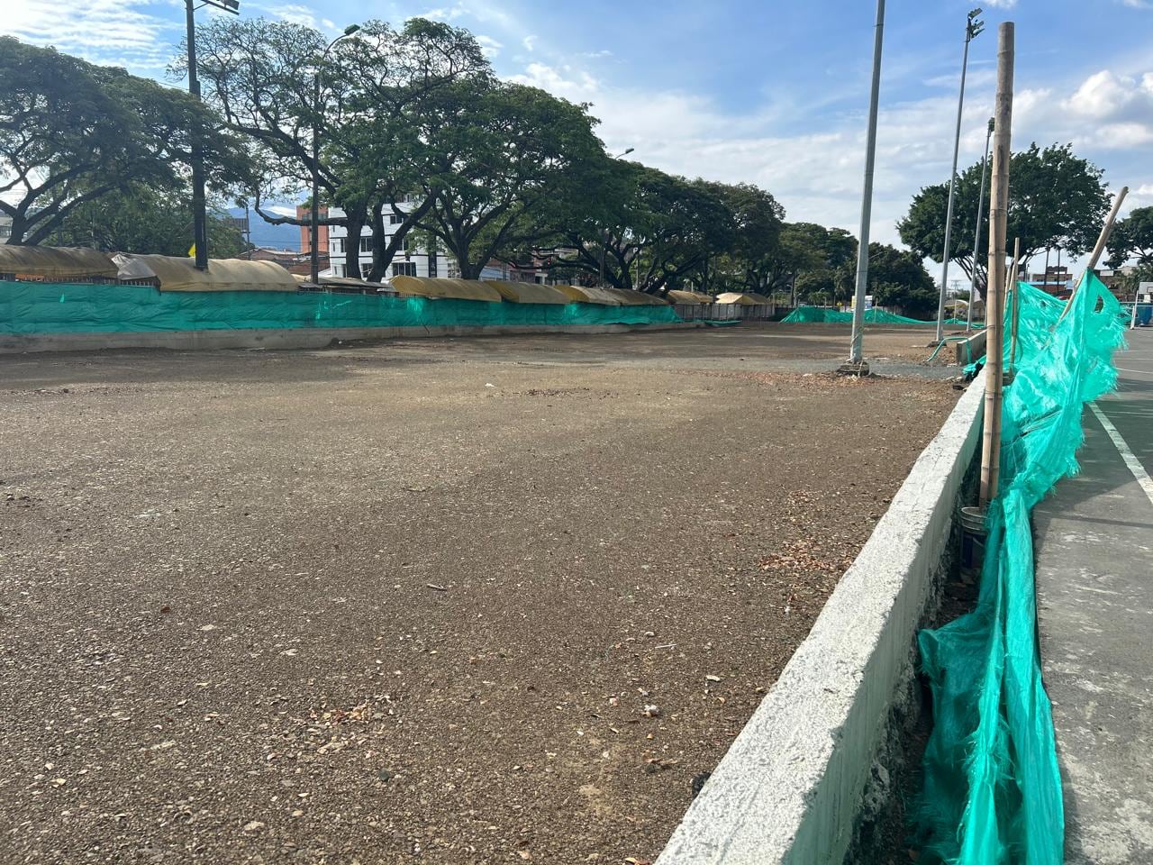 Las cinco canchas de pádel que se construyen en la Unidad Deportiva Panamericana permanecen sin terminar. La Secretaría del Deporte atribuyó los retrasos a ajustes técnicos y a la importación de materiales desde Chile.